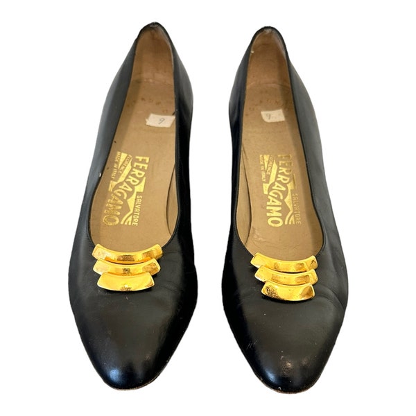 Chaussures vintage - Chaussures bleu marine - Salvatore Ferragamo - Taille femme américaine 9 - Fabriquées en Italie - Escarpins de créateurs - Chaussures Ferragamo - Vêtements vintage pour femmes.