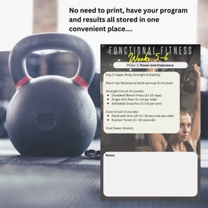 Op de afbeelding: Een zwarte kettlebell met een rode handgreep en een wit label met de tekst "22KG 70LB". De kettlebell ligt op een bruin oppervlak. Op de achtergrond is een witte kaart te zien met de tekst "FUNCTIONAL FITNESS Week's 5-6 Phase 3: Power and Endurance". De kaart bevat ook een trainingsschema voor dag 3: Bovenlichaamskracht en stabiliteit. De training omvat een warming-up, een krachtcircuit, een core-circuit en een cooling-down.