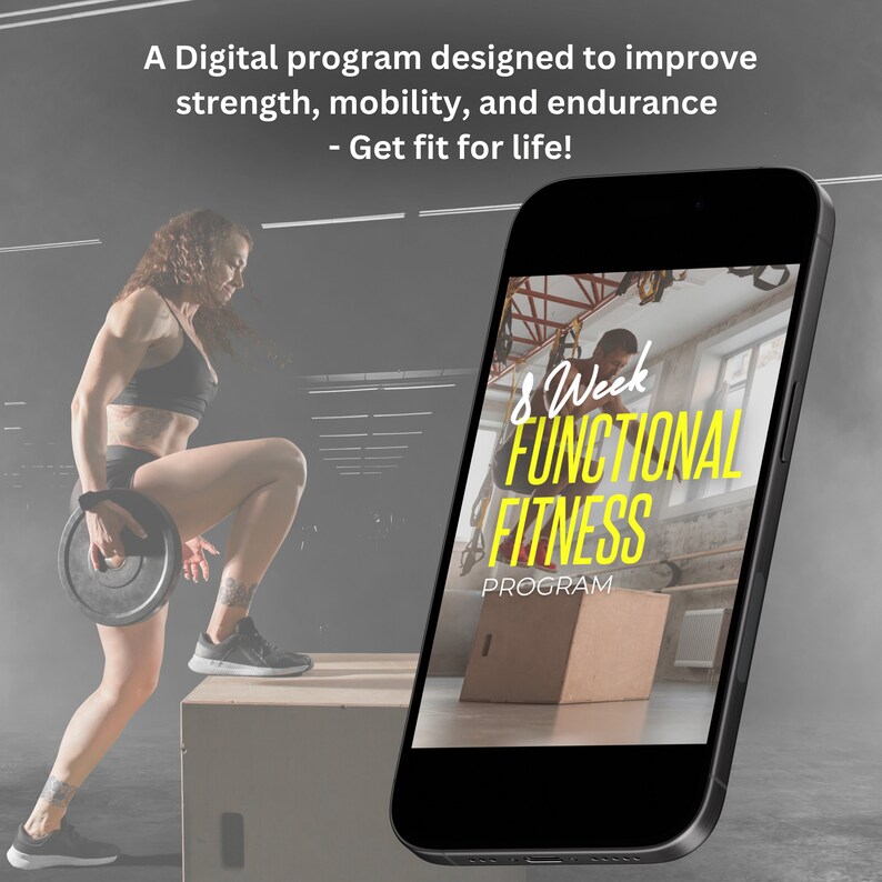 Op de afbeelding: Een smartphone die een 8 weken durend functioneel fitnessprogramma weergeeft. De telefoon bevindt zich in een sportschool met een vrouw op de voorgrond die een box jump oefening uitvoert.