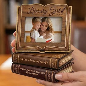 Peut inclure: Une tasse en céramique blanche avec une anse noire et le texte "But First, Coffee" en noir gras. La tasse est posée sur une surface blanche.