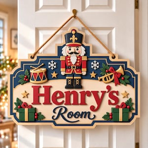 Peut inclure: Une plaque murale décorative en bois représentant un casse-noisette, un tambour, une trompette et deux cadeaux. La plaque a un fond en bois clair avec des bordures bleu foncé et le texte "Henry's Room" en rouge et bleu foncé. Suspendue par une corde.