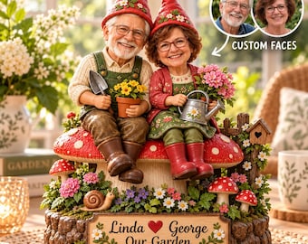 Puede incluir: Una figura de jardín personalizada con dos gnomos ancianos sentados sobre una seta roja grande. El gnomo sostiene una paleta y una planta pequeña, mientras que la gnomo sostiene una regadera. Una placa dice: Linda, George, Our Garden.