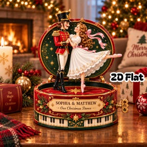 Può includere: Un carillon circolare con uno schiaccianoci in uniforme rossa e una ballerina in abito bianco che danzano. La base è rossa con dettagli dorati, un motivo a tasti di pianoforte e il testo SOPHIA & MATTHEW Our Christmas Dance.
