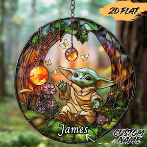 キュートなグリーンエイリアンのアクリル製サンキャッチャー、フェイクステンドグラス風窓飾り - SFや映画好きの方への森のギフト