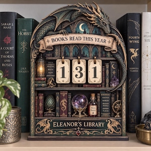 Può includere: Un tracker decorativo a forma di libreria con un arco di drago scolpito, uno stendardo con la scritta BOOKS READ THIS YEAR e una base etichettata ELEANOR'S LIBRARY. Include tre carte numeriche a ribalta che mostrano 131, libri in miniatura e una sfera di cristallo.