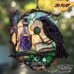 Raven & Potion Acryl Sonnenfänger aus Buntglas – Mystischer Fensterschmuck mit Zauberbuch – Witchy Halloweendeko