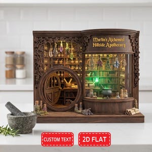 Puede incluir: Diorama de farmacia de madera con el texto "Martin's Alchemist Hillside Apothecary". La escena en miniatura presenta estantes llenos de botellas, libros y hierbas secas. Un mortero y una maja están en primer plano.