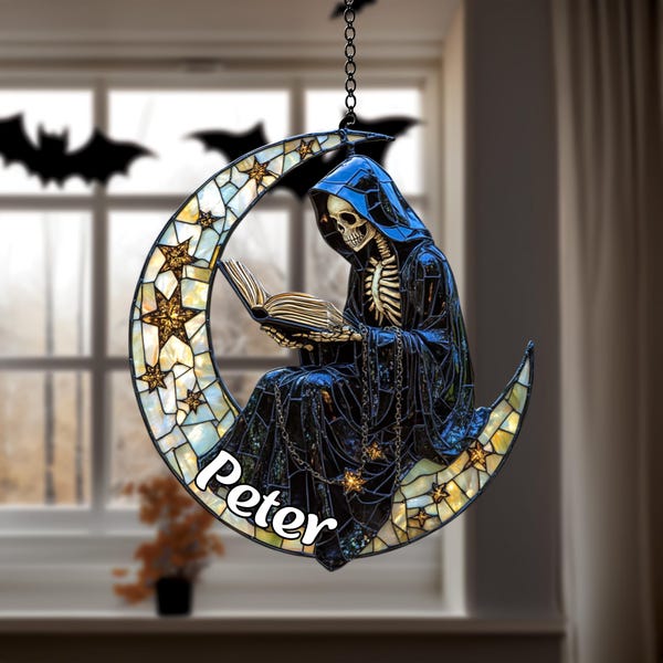 Atrapasol acrílico con forma de media luna de la Parca: vitral gótico con estrellas, esqueleto leyendo, regalo de Halloween