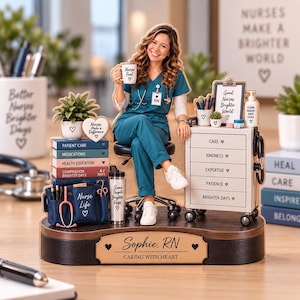 Könnte beinhalten: Ein dekoratives Schreibtisch-Display mit einer Pflegekraft in türkisfarbener Kleidung, die eine Tasse mit der Aufschrift Nurse Fuel hält. Der Sockel ist mit Sophie, RN und Caring with Heart graviert. Inklusive Miniaturbüchern und Pflegewagen.