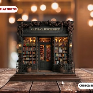 Può includere: Un modello in miniatura della libreria di Olivia, con una facciata scura e dettagli ornati. Il negozio presenta una porta e finestre in vetro che espongono scaffali pieni di libri. Il modello è posto su una superficie di legno, con il testo "CUSTOM NAME".