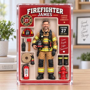 Może przedstawiać: Figurka strażaka w pudełku z napisem Firefighter James. Zestaw zawiera beżowy mundur z żółtymi odblaskowymi paskami, czarny hełm, czerwoną gaśnicę, wąż strażacki, siekierę, krótkofalówkę oraz czerwony hydrant wewnątrz plastikowej wytłoczki.