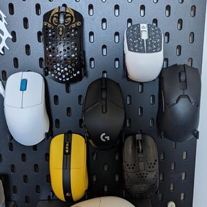 Pegboard Mouse Display Stand with USB Dongle Holder – 3D Printed Desk & Gaming Setup Organizer