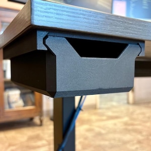 Op de afbeelding: Een rustiek houten bord met de tekst "Welcome to our home" in witte letters. Het bord heeft een verweerde afwerking en een eenvoudig, uitnodigend ontwerp, perfect voor een veranda of entree. Het bord is ongeveer 30 cm breed.
