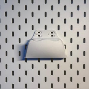 Puede incluir: Un juego de tres tazas de cerámica con un acabado moteado y mate. Cada taza presenta un color diferente: azul claro, crema y gris. Las tazas tienen un diseño simple y moderno y un asa cómoda.