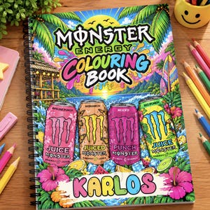 Può includere: Un libro da colorare con rilegatura a spirale che presenta una vivace scena tropicale con quattro lattine di bevanda Monster Energy etichettate Pipeline Punch, Monarch, Mixxd e Rio Punch. La copertina mostra il testo Monster Energy Colouring Book e il nome Karlos.
