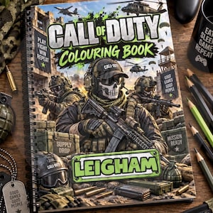 Può includere: Un libro da colorare Call of Duty con rilegatura a spirale che raffigura un soldato centrale con maschera a teschio, equipaggiamento tattico e un fucile. La copertina mostra elicotteri militari, casse di rifornimenti e il nome Leigham.