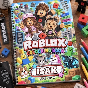 Könnte beinhalten: Ein spiralgebundenes Roblox-Malbuch mit einem farbenfrohen Einband, der Zeichentrickfiguren, eine Katze, ein Einhorn, einen Drachen und einen Hund zeigt. Der Einband enthält den Text Roblox Colouring Book, Isak, Game On und Spielbegriffe.