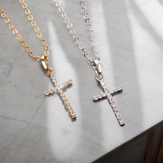 Collier pendentif croix Jésus en cristal tendance Bijoux
