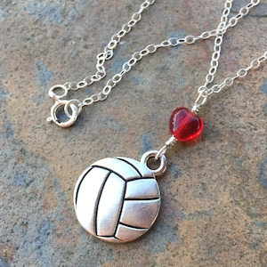 Collana I Love Volleyball - Ciondolo a forma di pallavolo in peltro placcato argento e cuore in vetro rosso su catena in argento sterling - disponibili altri colori del cuore