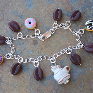 Kaffeepause Bettelarmband - Kaffeebohnen, Donuts und dampfender Kaffee aus der Tasse an Sterling Silber Kette - Barista Geschenk