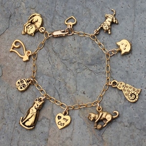Love My Cat Pulsera de encanto 22k chapados en oro de gato y amuletos de corazón en una cadena llena de oro amuletos hechos en EE.UU. imagen 2