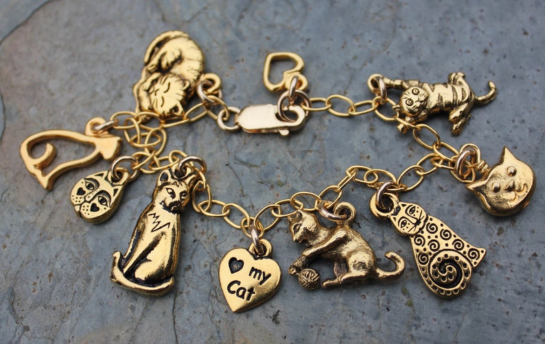 Love My Cat Pulsera de encanto 22k chapados en oro de gato y amuletos de corazón en una cadena llena de oro amuletos hechos en EE.UU. imagen 1