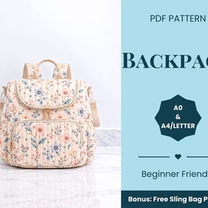 Könnte beinhalten: Ein gesteppter Rucksack mit hellpfirsichfarbenem Hintergrund und einem Blumenmuster aus blauen und rosa Blüten. Der Text auf der rechten Seite lautet PDF PATTERN BACKPACK, A0 & A4/LETTER, Beginner Friendly und Bonus: Free Sling Bag Pattern.