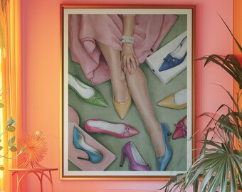 Puede incluir: Un sillón rosa con un puf rosa esponjoso y una almohada amarilla. Un cuadro enmarcado de las piernas de una mujer con una variedad de zapatos coloridos está en la pared detrás del sillón.