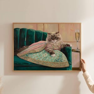 シャンパンを持ったかわいいふわふわのインド猫のアートプリント | キュートで風変わりな | カクテルアート バーカートの装飾 | ファインアートプリントギフト