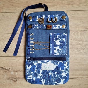 Rouleau de bijoux fait main : pochette de voyage en tissu vintage bleu fleuri
