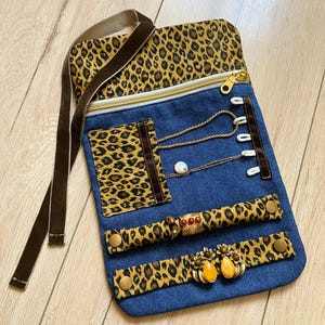 Organizador de joyas de viaje con estampado de leopardo y tela vaquera / Estuche enrollable para joyas acolchado hecho a mano / Estuche enrollable para joyas con cremallera y lazo de terciopelo