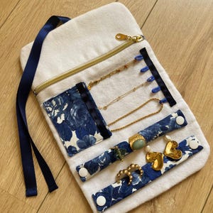 Rouleau de bijoux matelassé fait main | Pochette de voyage bleue fleurie | Organiseur de bijoux en tissu vintage | Étui à bijoux en tissu avec lien en ruban