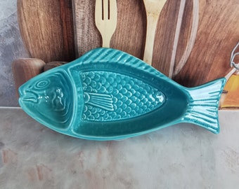 Prato de cerâmica verde-água em formato de peixe, estilo azeitona portuguesa, para decoração de casa.