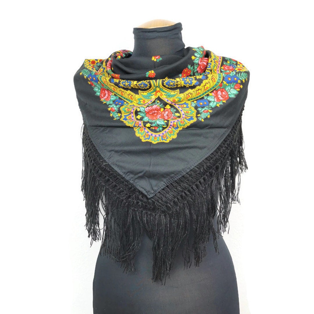 Foulard Folklorique Noir Portugais Avec Franges Port Par Lavradeiras foulard-folklorique-noir-portugais-avec-franges-port-par-lavradeiras
