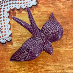 Handgefertigte Keramik Schwalbe in der Farbe Aubergine Größe M (13 x 9 cm)
