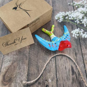 Bunte Keramik Schwalbe | Portugiese Handmade Wall Decor | Lebhafte Vogelkunst für Zuhause (10 cm x 9 cm)