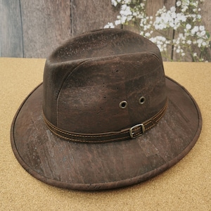 Brown cowboy hat Lightweight and comfortable, with a breathable structure