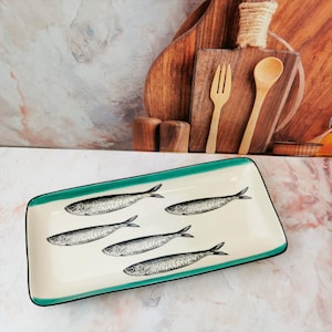 Plateau portugais en céramique noir et vert avec décor de sardines 29*13,5 cm