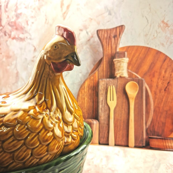 Portugiesische China-Henne auf Notgroschenhalter, Eierhalter aus Keramik