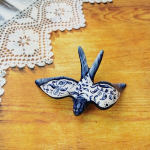 Medium ceramic handpainted blue swallow for wall decor (12 x 8,5cm)