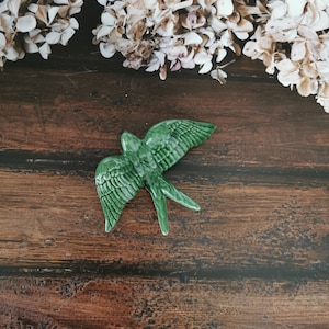 Grüne portugiesische Keramik Schwalbe zum Aufhängen in der Größe M (13 x 9 cm)