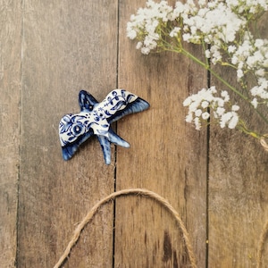 Small ceramic handpainted blue swallow for wall decor (7 x 5cm)