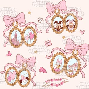 Op de afbeelding: Een patroon met roze medaillons met Disney-personages: Mickey Mouse, Minnie Mouse, Daisy Duck en Donald Duck. Elk medaillon is versierd met een roze strik en lint. De achtergrond is lichtroze met Disney-thema's.