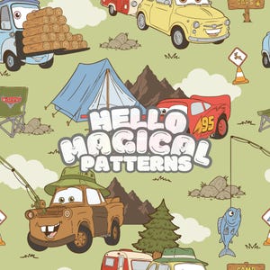 Puede incluir: Un patrón caprichoso con coches de dibujos animados, equipo de acampada y elementos al aire libre. El diseño incluye una tienda de campaña azul, un coche de pesca y el texto "HELLO MAGICAL PATTERNS" sobre un fondo verde claro. Los coches tienen caras sonrientes.