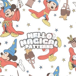 Könnte beinhalten: Ein nahtloses Muster mit Mickey Mouse, der als Zauberer verkleidet ist. Er trägt eine rote Robe mit einem blauen Hut und hält einen Zauberstab. Das Muster enthält auch Sterne, Besen und Eimer. Der Text "HELLO MAGICAL PATTERNS" ist in einer verspielten Schriftart geschrieben.