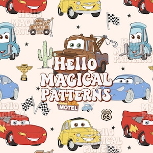 以下が含まれることがあります： 赤、黄、青、茶色の漫画の車が描かれた繰り返しパターン。デザインには「Hello Magical Patterns」の文字、チェッカーフラッグ、星、その他の要素が淡いベージュの背景に配置されています。