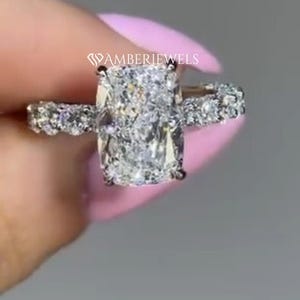 Kleurloze Crushed Ice Hidden Halo langwerpige kussengeslepen moissaniet verlovingsring met rond geslepen Eternity-band, accent bruidsring voor haar.