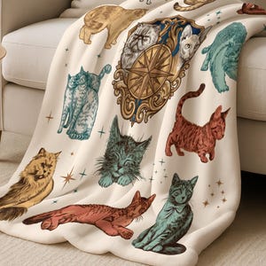 Peut inclure: Ensemble de trois mugs en céramique crème tachetée. Chaque mug présente un motif floral peint à la main en bleu, vert et jaune. Les tasses ont une forme arrondie simple et une anse confortable.