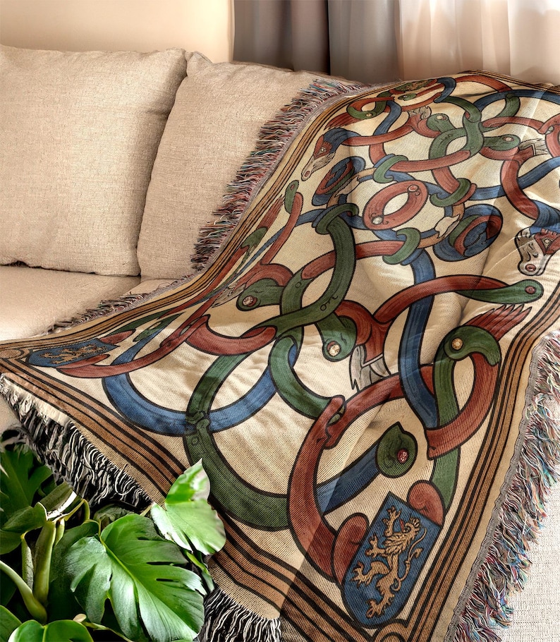 A closer look at Penthouse Throw Blanket With Intricate Pattern