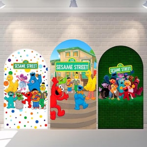 Op de afbeelding: Drie boogvormige achtergronden met het thema Sesamstraat. De achtergronden bevatten kleurrijke illustraties van Sesamstraat-personages zoals Elmo, Cookie Monster en Big Bird. Elke achtergrond heeft het Sesamstraat-logo bovenaan.
